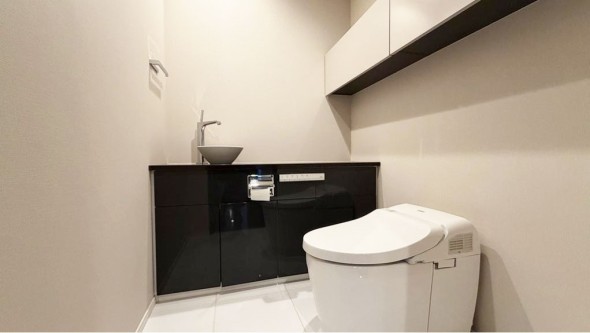 ウォシュレット機能付きの清潔感のあるトイレ。