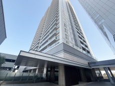 マンション外観。生活利便性に優れた立地環境。