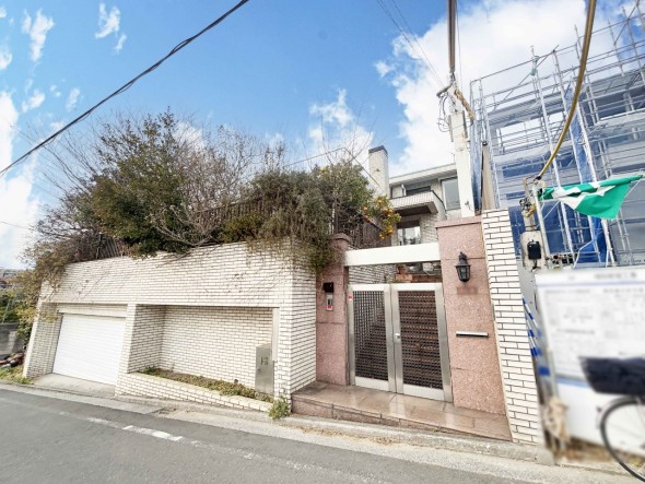 爽やかな青空の下に贅沢なほどに降り注ぐ陽光、豊かな居住性と、クオリティが見事に調和した住空間は、住まうことの喜びを感じさせてくれ