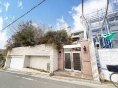 爽やかな青空の下に贅沢なほどに降り注ぐ陽光、豊かな居住性と、クオリティが見事に調和した住空間は、住まうことの喜びを感じさせてくれ