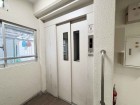 エレベーター付きのマンションです。