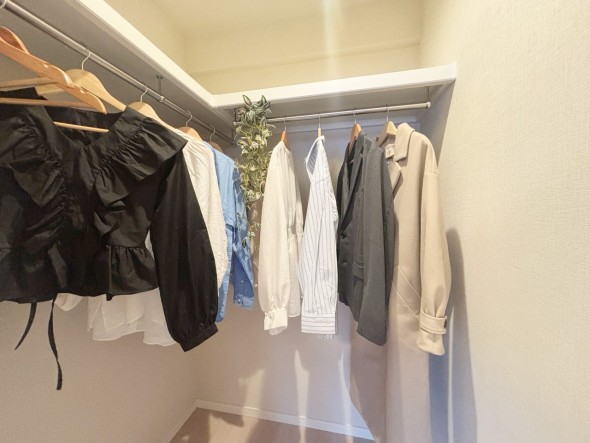 たっぷり入るウォークインクローゼットは奥行きがあるのでたくさん収納できます。