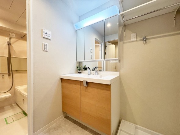 十分な大きさの洗面台は、身だしなみチェックや歯磨きなど、朝の慌ただしい時間でも余裕とゆとりを感じて頂けます。