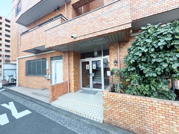 お客様をお迎えする玄関は落ち着いた雰囲気。帰り着くたびに洗練されたテイストの空間に迎えられ誇りと喜びを感じる玄関まわりです。