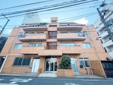 爽やかな青空の下に贅沢なほどに降り注ぐ陽光、豊かな居住性と、クオリティが見事に調和した住空間は、住まうことの喜びを感じさせてくれ