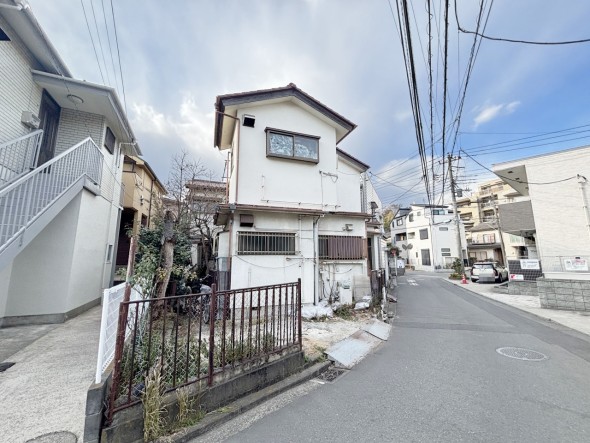 青空広がる解放感ある立地です。