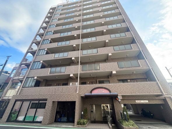 爽やかな青空の下に贅沢なほどに降り注ぐ陽光、豊かな居住性と、クオリティが見事に調和した住空間は、住まうことの喜びを感じさせてくれ