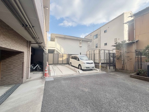 敷地内駐車場がございます。空き状況等に関しましてはお気軽にお問い合わせください。