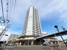 爽やかな青空の下に贅沢なほどに降り注ぐ陽光、豊かな居住性と、クオリティが見事に調和した住空間は、住まうことの喜びを感じさせてくれ