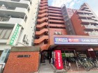 マンション外観。生活利便性に優れた立地環境。