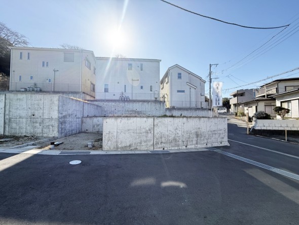 前面道路が広くお車の出し入れもスムーズ