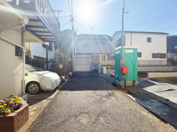 整備された前面道路です。