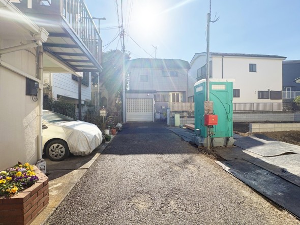 整備された前面道路です。