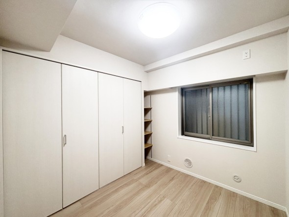 洋室4.9帖。フローリングの部屋は清潔感があり、日々のお掃除も楽で助かります。