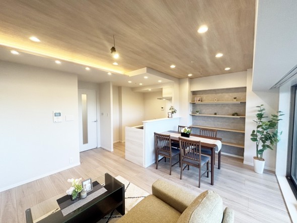 LDK12.7帖。のびのびとくつろげるリビングは、家族のコミュニケーションの場として、みんなが集まる一番の場所に。