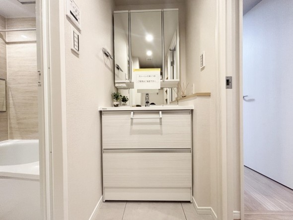 十分な大きさの洗面台は、身だしなみチェックや歯磨きなど、朝の慌ただしい時間でも余裕とゆとりを感じて頂けます。