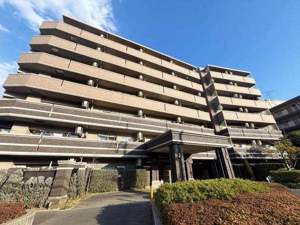 爽やかな青空の下に贅沢なほどに降り注ぐ陽光、豊かな居住性と、クオリティが見事に調和した住空間は、住まうことの喜びを感じさせてくれ