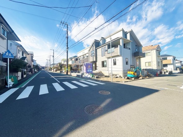 前面道路が広くお車の出し入れもスムーズ