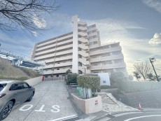 爽やかな青空の下に贅沢なほどに降り注ぐ陽光、豊かな居住性と、クオリティが見事に調和した住空間は、住まうことの喜びを感じさせてくれ