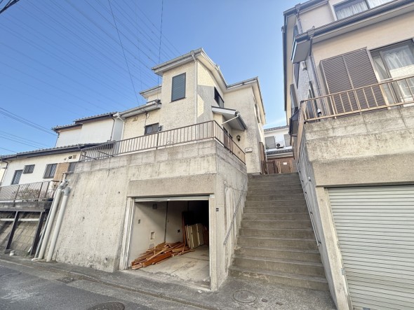 爽やかな青空の下に贅沢なほどに降り注ぐ陽光、豊かな居住性と、クオリティが見事に調和した住空間は、住まうことの喜びを感じさせてくれ