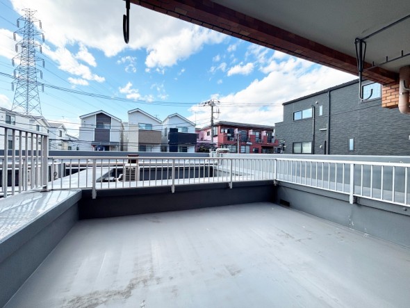 日差しの差し込むバルコニー