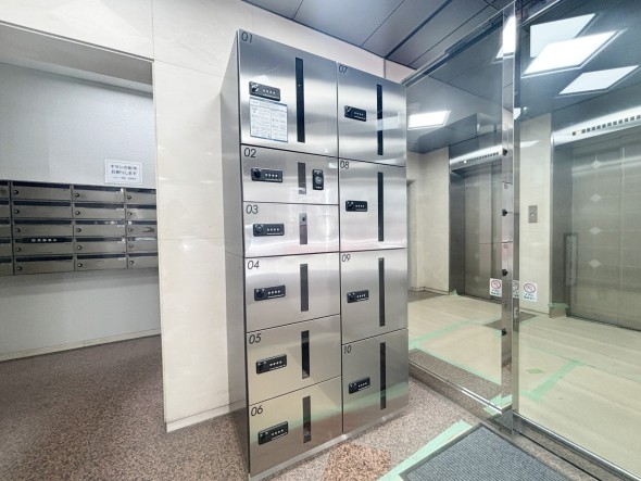 宅配ボックスがあるためご不在時であってもお帰りの際に大きな荷物をお受け取りいただけます。