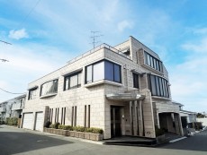 現地外観写真。事務所兼自宅として利用できる広い作りです。