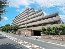 爽やかな青空の下に贅沢なほどに降り注ぐ陽光、豊かな居住性と、クオリティが見事に調和した住空間は、住まうことの喜びを感じさせてくれ