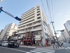 マンション外観。生活利便性に優れた立地環境。
