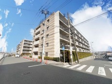 爽やかな青空の下に贅沢なほどに降り注ぐ陽光、豊かな居住性と、クオリティが見事に調和した住空間は、住まうことの喜びを感じさせてくれ