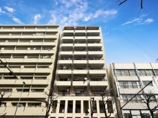 マンション外観。生活利便性に優れた立地環境。