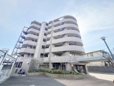 爽やかな青空の下に贅沢なほどに降り注ぐ陽光、豊かな居住性と、クオリティが見事に調和した住空間は、住まうことの喜びを感じさせてくれ