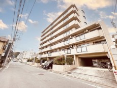 周辺は閑静な住宅街につき落ち着いた環境です。