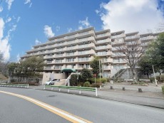 爽やかな青空の下に贅沢なほどに降り注ぐ陽光、豊かな居住性と、クオリティが見事に調和した住空間は、住まうことの喜びを感じさせてくれ