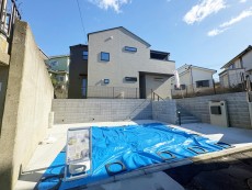 爽やかな青空の下に贅沢なほどに降り注ぐ陽光、豊かな居住性と、クオリティが見事に調和した住空間は、住まうことの喜びを感じさせてくれ