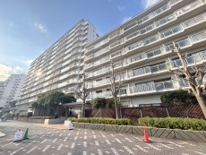 爽やかな青空の下に贅沢なほどに降り注ぐ陽光、豊かな居住性と、クオリティが見事に調和した住空間は、住まうことの喜びを感じさせてくれ