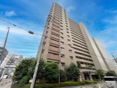 街並みに調和する落ち着いた佇まいの外観デザイン。