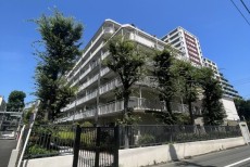 爽やかな青空の下に贅沢なほどに降り注ぐ陽光、豊かな居住性と、クオリティが見事に調和した住空間は、住まうことの喜びを感じさせてくれ