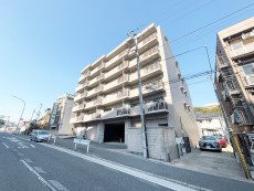 爽やかな青空の下に贅沢なほどに降り注ぐ陽光、豊かな居住性と、クオリティが見事に調和した住空間は、住まうことの喜びを感じさせてくれ