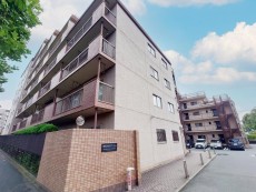 爽やかな青空の下に贅沢なほどに降り注ぐ陽光、豊かな居住性と、クオリティが見事に調和した住空間は、住まうことの喜びを感じさせてくれ