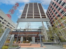 爽やかな青空の下に贅沢なほどに降り注ぐ陽光、豊かな居住性と、クオリティが見事に調和した住空間は、住まうことの喜びを感じさせてくれ