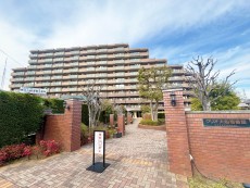 爽やかな青空の下に贅沢なほどに降り注ぐ陽光、豊かな居住性と、クオリティが見事に調和した住空間は、住まうことの喜びを感じさせてくれ