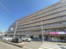 爽やかな青空の下に贅沢なほどに降り注ぐ陽光、豊かな居住性と、クオリティが見事に調和した住空間は、住まうことの喜びを感じさせてくれ