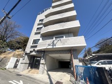 爽やかな青空の下に贅沢なほどに降り注ぐ陽光、豊かな居住性と、クオリティが見事に調和した住空間は、住まうことの喜びを感じさせてくれ