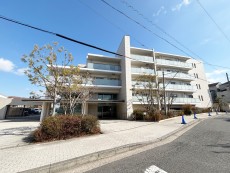 爽やかな青空の下に贅沢なほどに降り注ぐ陽光、豊かな居住性と、クオリティが見事に調和した住空間は、住まうことの喜びを感じさせてくれ