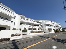 爽やかな青空の下に贅沢なほどに降り注ぐ陽光、豊かな居住性と、クオリティが見事に調和した住空間は、住まうことの喜びを感じさせてくれ