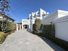 爽やかな青空の下に贅沢なほどに降り注ぐ陽光、豊かな居住性と、クオリティが見事に調和した住空間は、住まうことの喜びを感じさせてくれ