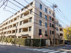 マンション外観。生活利便性に優れた好立地環境。