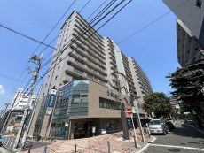 マンション外観。生活利便性に優れた立地環境。