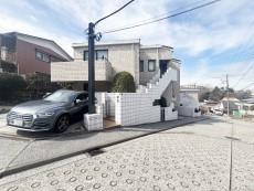 マンション外観。生活利便性に優れた立地環境。